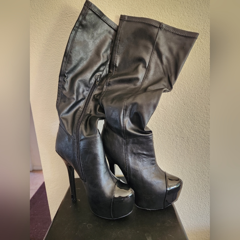 Black heeled boot